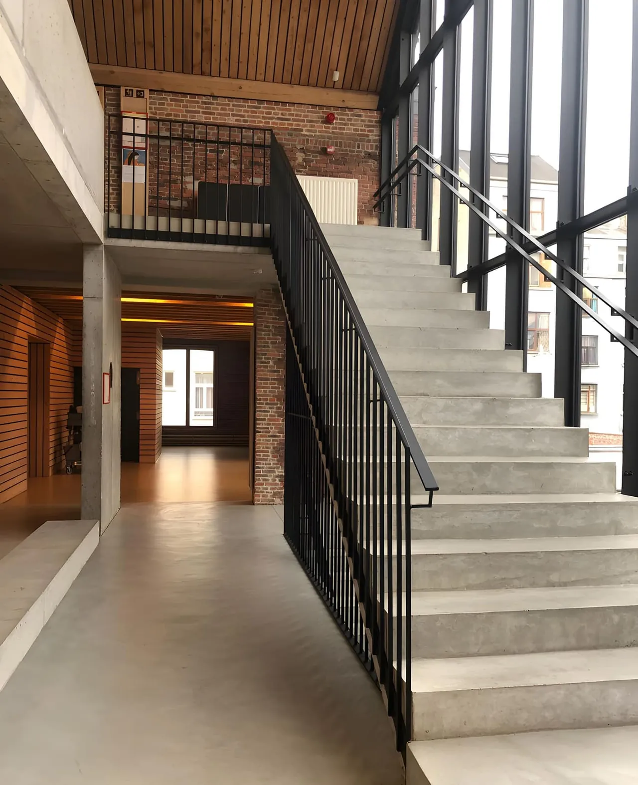 Fugenloser Estrichboden und Betonstufen in einem hellen Treppenhaus