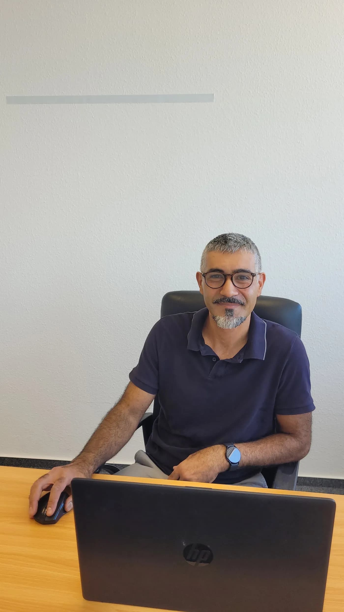 Özkan Üral, Inhaber von mehrumsatz.online, am Schreibtisch vor seinem Laptop